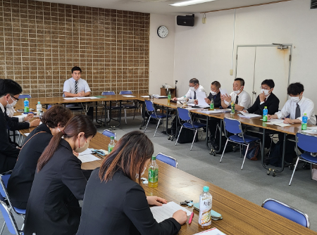 「エコ会議」の様子。社内で活動内容を共有