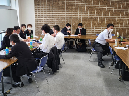 「エコ会議」の様子。社内で活動内容を共有